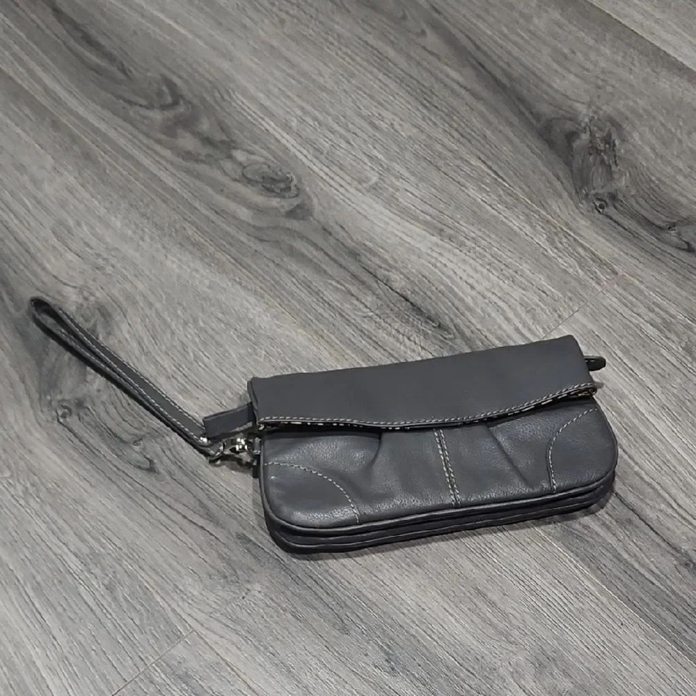 ILI Gray Pebbled Leather Wristlet Clutch